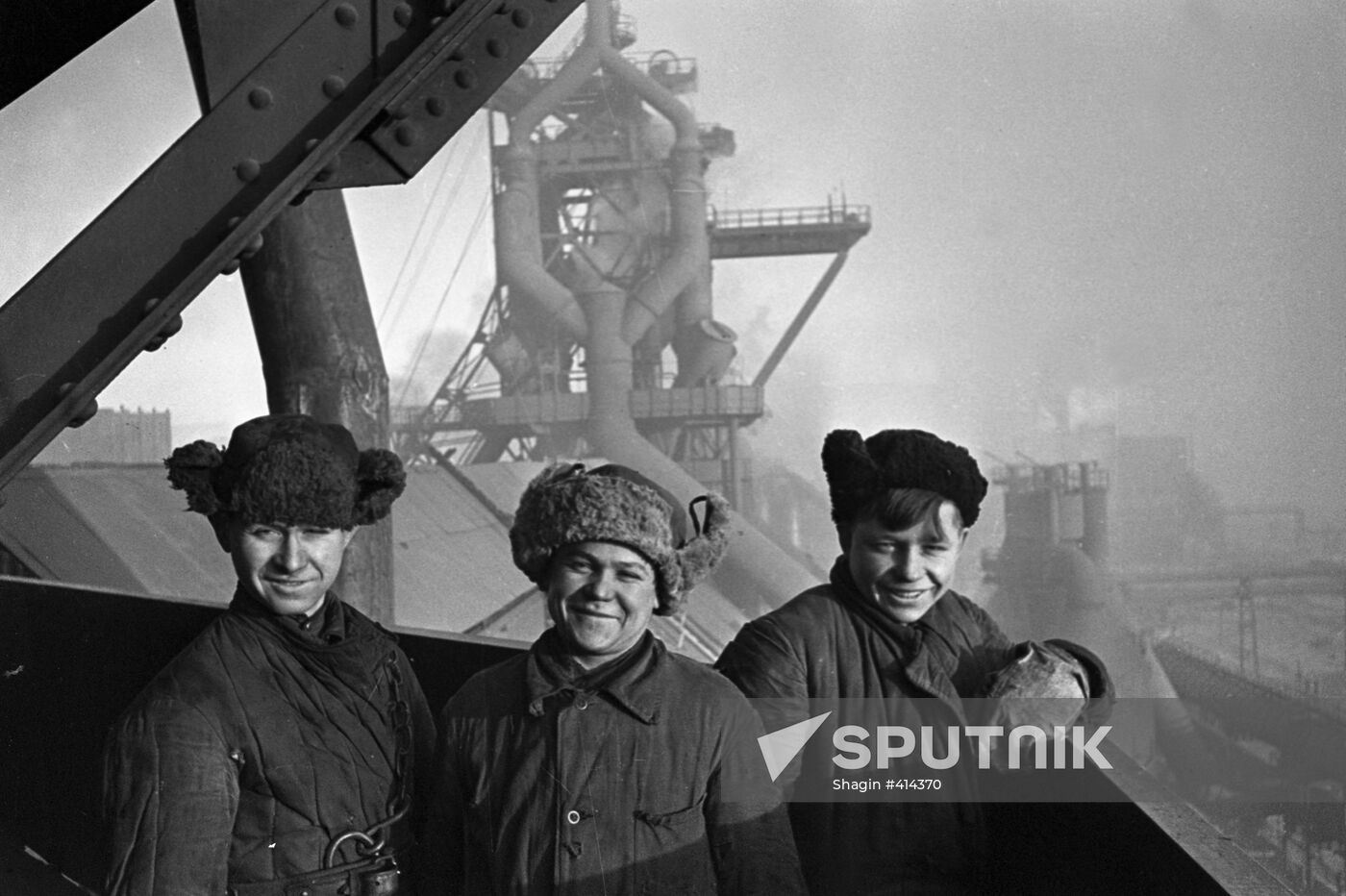 Construction workers at Magnitogorsk Metallurgical Plant