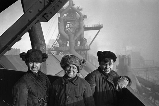 Construction workers at Magnitogorsk Metallurgical Plant