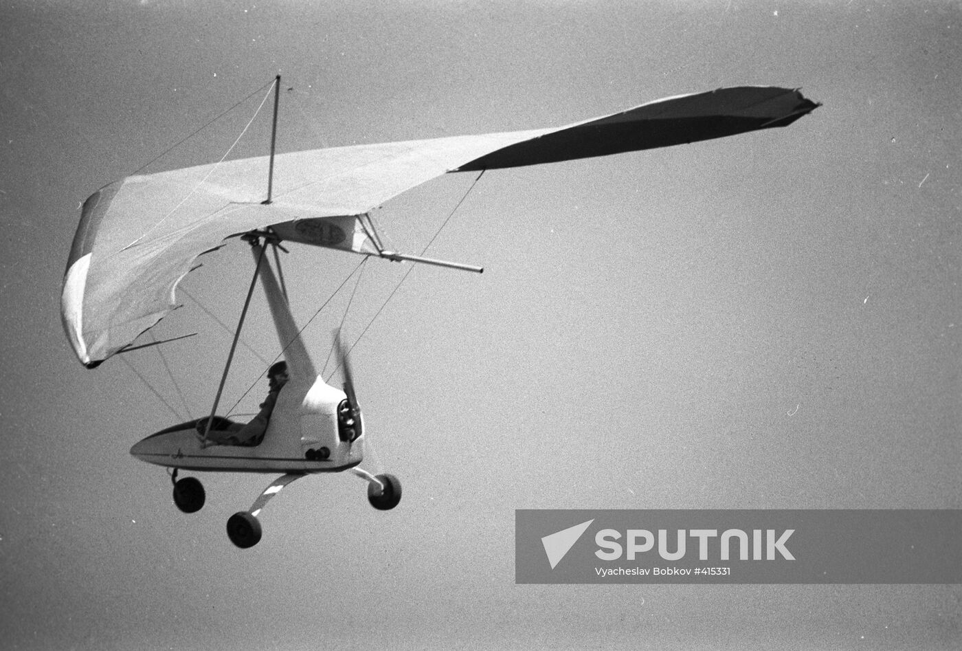 A self-propelled hang glider