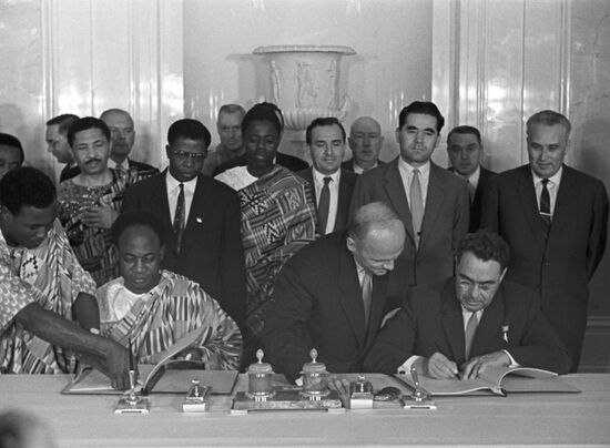 Leonid Brezhnev and Kwame Nkrumah sign joint communiqué