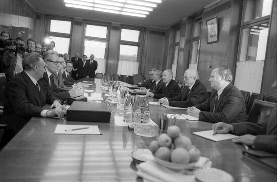 Hans-Jochen Vogel with Yuri Andropov