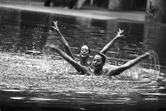 Synchronised swimming competition
