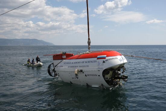 Russian PM Vladimir Putin dives in Lake Baikal on Mir 1