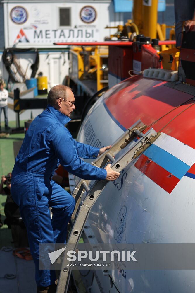 Russian PM Vladimir Putin dives in Lake Baikal