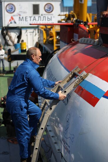 Russian PM Vladimir Putin dives in Lake Baikal