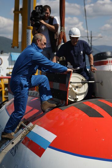 Russian PM Vladimir Putin dives in Lake Baikal