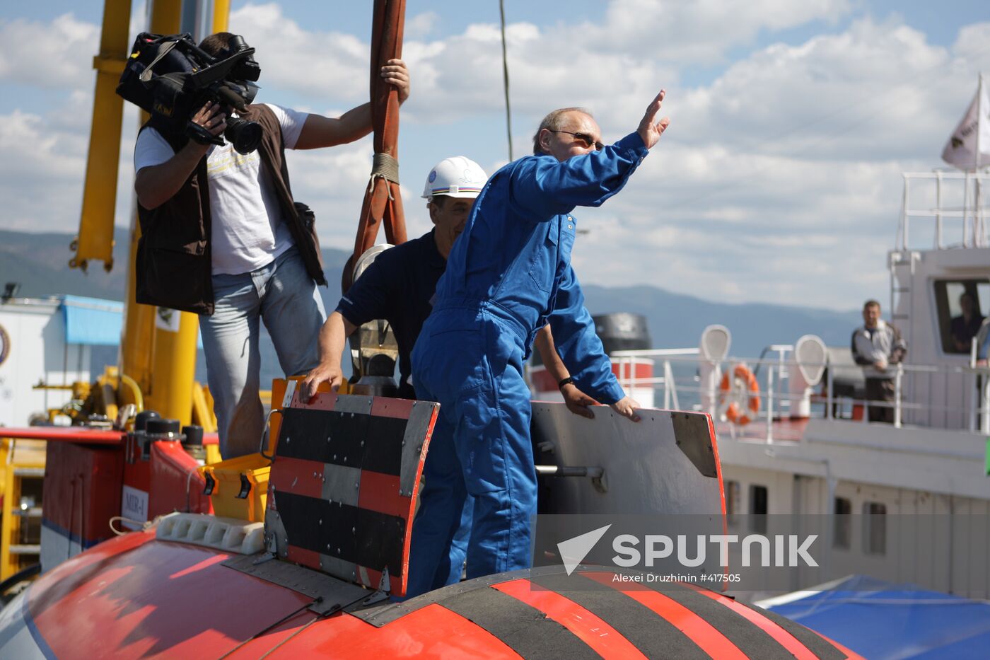 Russian PM Vladimir Putin dives in Lake Baikal