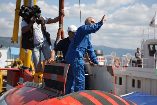 Russian PM Vladimir Putin dives in Lake Baikal