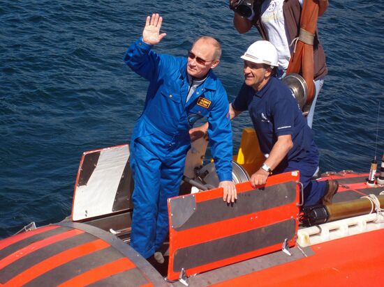 Russian PM Vladimir Putin dives in Lake Baikal