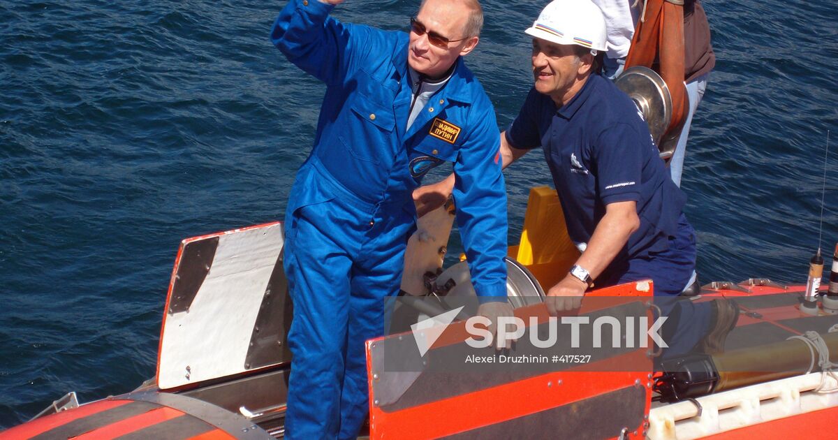 Russian PM Vladimir Putin dives in Lake Baikal on Mir 1