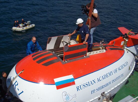 Russian PM Vladimir Putin dives in Lake Baikal