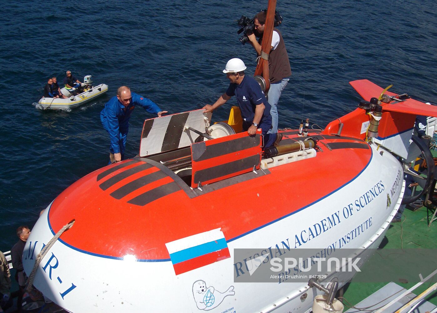 Russian PM Vladimir Putin dives in Lake Baikal