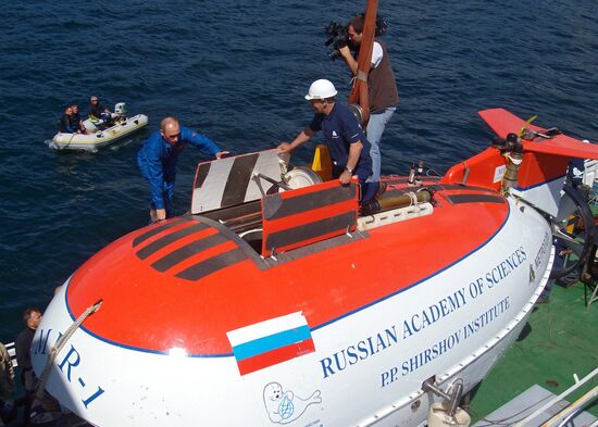Russian PM Vladimir Putin dives in Lake Baikal on Mir 1