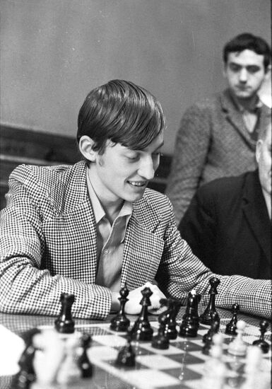 Anatoly Karpov jogando xadrez em uma simultânea em 1975.