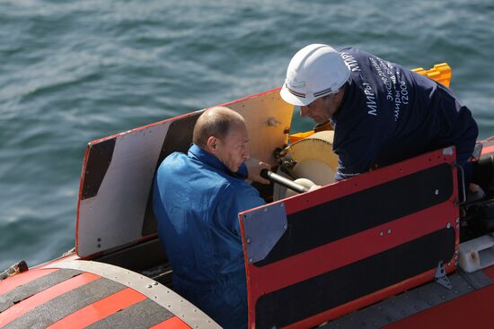 Russian PM Vladimir Putin dives in Lake Baikal