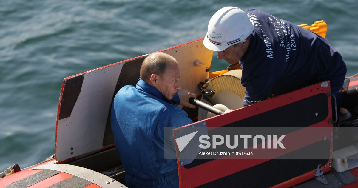 Russian PM Vladimir Putin dives in Lake Baikal on Mir 1