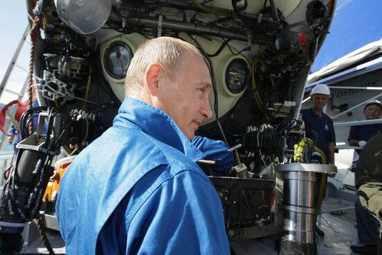 Russian PM Vladimir Putin dives in Lake Baikal