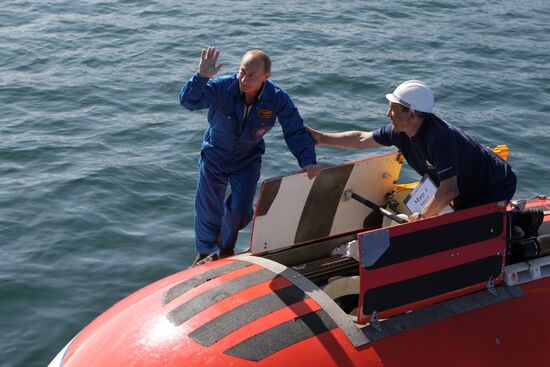 Russian PM Vladimir Putin dives in Lake Baikal