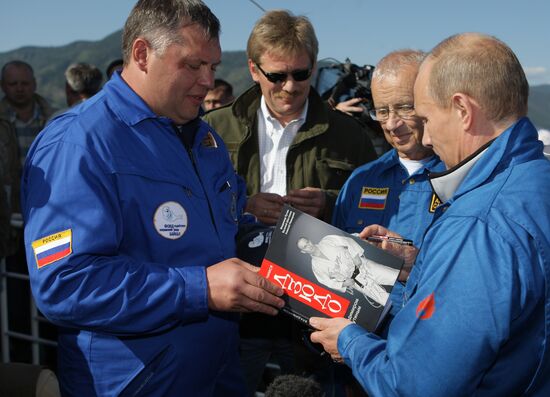 Russian PM Vladimir Putin dives in Lake Baikal