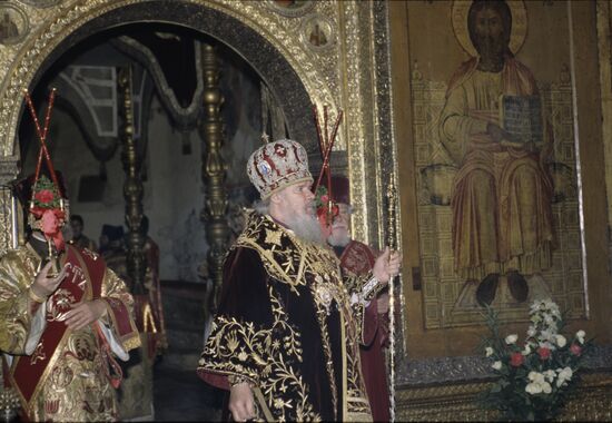 Patriarch Alexy II is fulfilling the Easter service