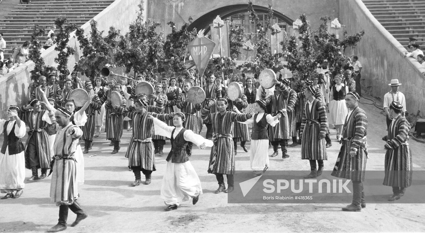 Folk festival celebrated at Pakhtakor stadium