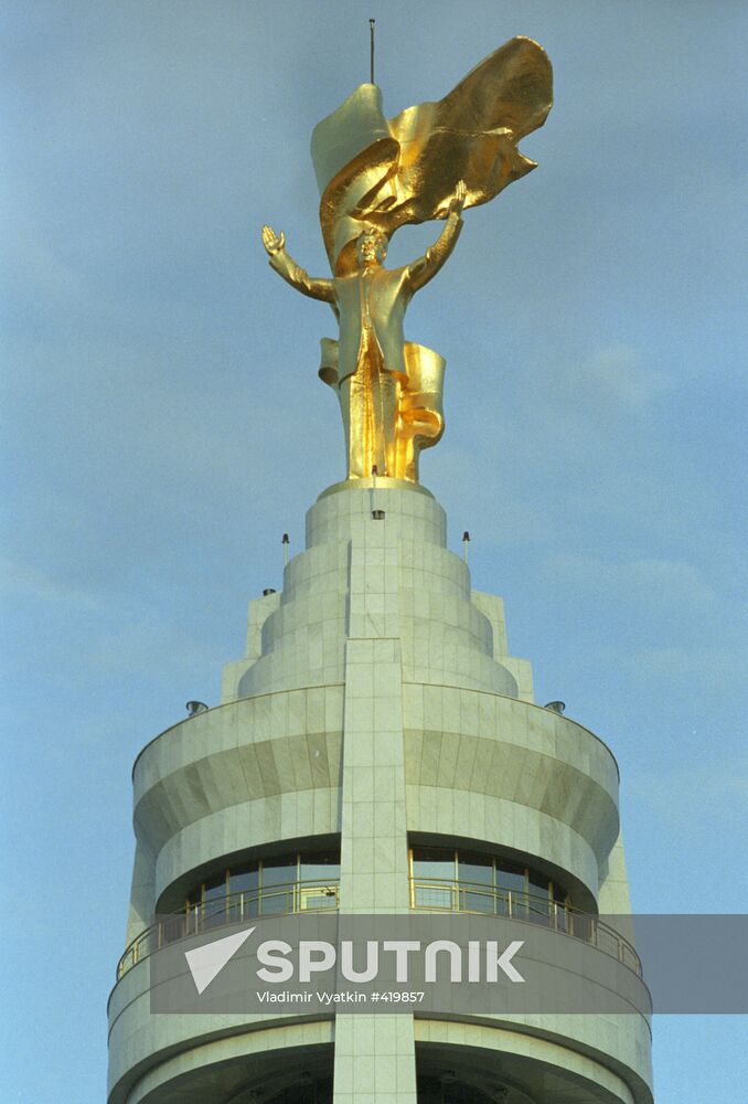 Monument to Saparmurad Niyazov