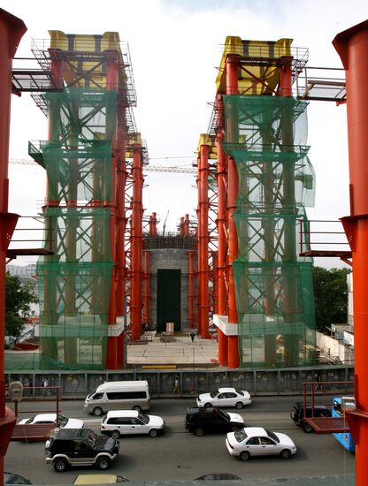 Bridge being built across Golden Horn Bay