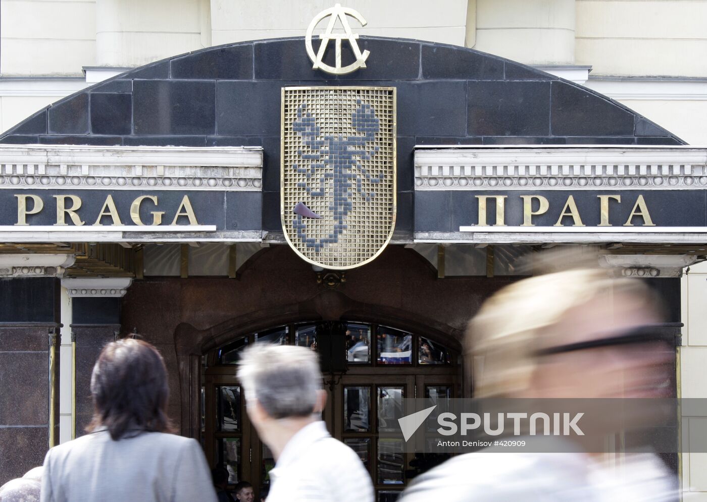 Police search in Prague restaurant