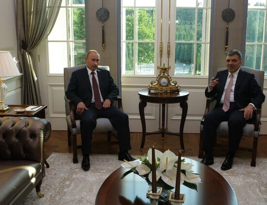Vladimir Putin meets with Turkish President