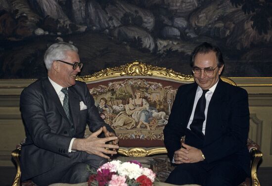 Douglas Hurd and Alexander Bessmertnykh