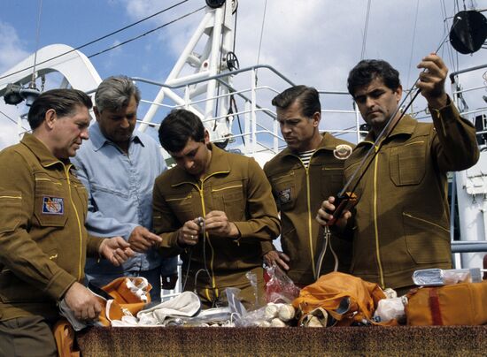 V. Lyakhov, K. Stoyanov, A. Serebrov and A. Alexandrov