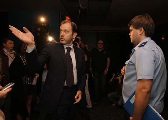 Oleg Mitvol takes part in police raid at gay club