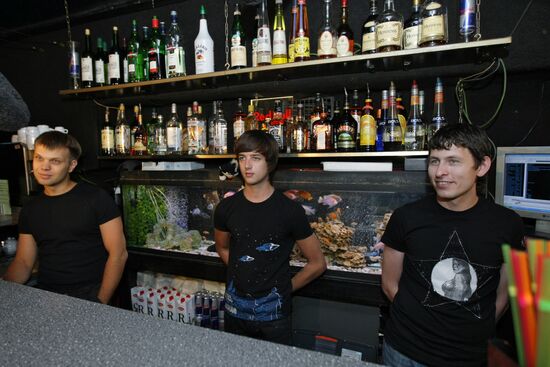 Police check gay club in Moscow