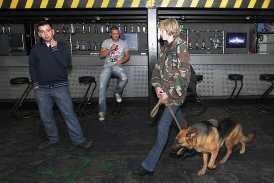 Police check gay club in Moscow