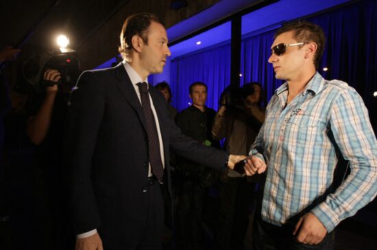 Oleg Mitvol takes part in police raid at gay club