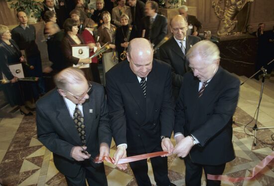 Aleksander Shurko, Mikhail Shvydkoy, Marat Baglai at exhibition