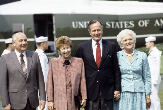 U.S., Soviet presidents with wives