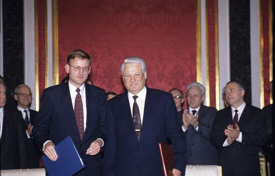 Boris Yeltsin meeting with Carl Bildt