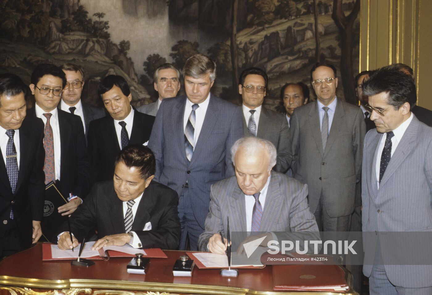 Eduard Shevardnadze and Raul Manglapus