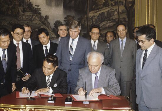 Eduard Shevardnadze and Raul Manglapus