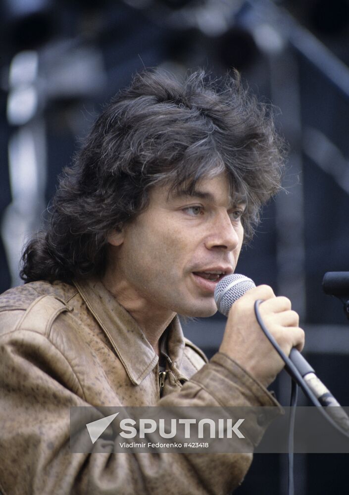 Oleg Gazmanov performing live