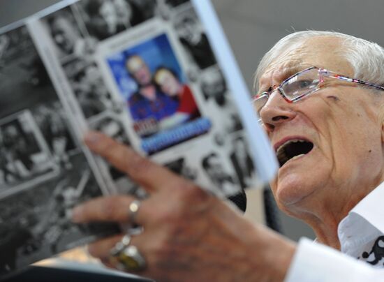 Yevgeny Yevtushenko presents his book "My Footballide"