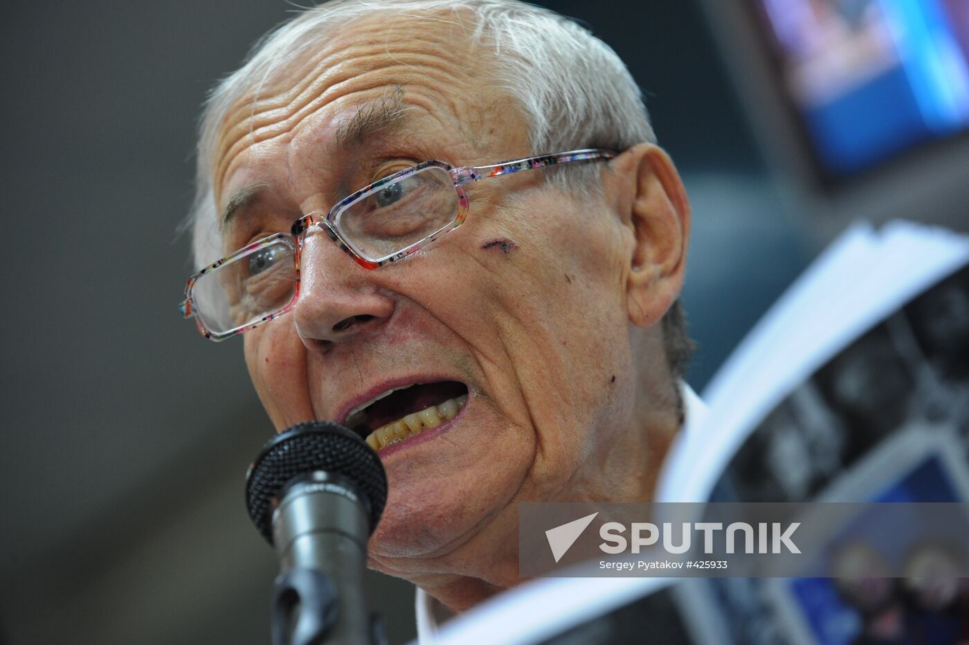 Yevgeny Yevtushenko presents his book "My Footballide"