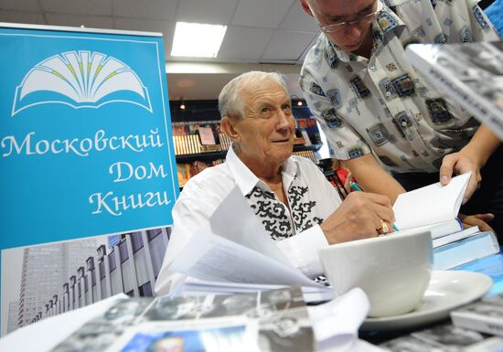 Yevgeny Yevtushenko presents his book "My Footballide"