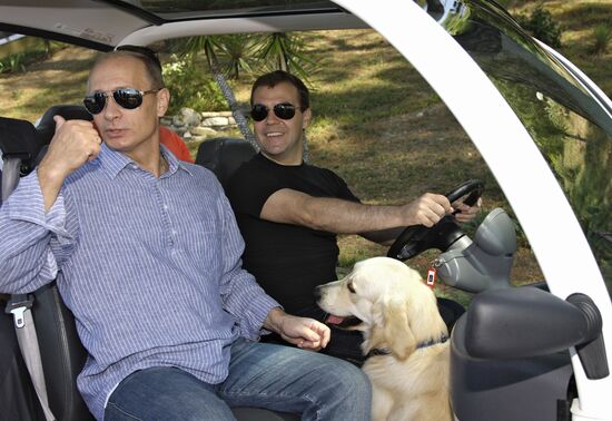 Dmitry Medvedev and Vladimir Putin hold meeting in Sochi