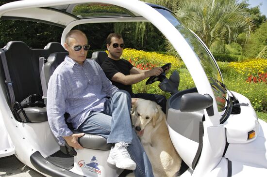 Dmitry Medvedev and Vladimir Putin hold meeting in Sochi