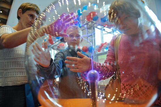 School fair Ot A Do Ya /From A to Z/ opens at Moscow's Manezh