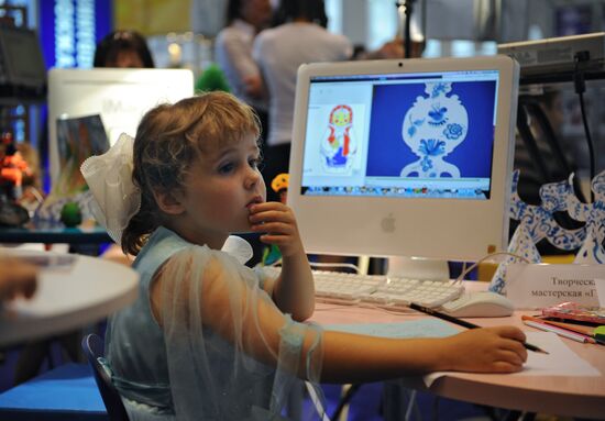 School fair Ot A Do Ya /From A to Z/ opens at Moscow's Manezh