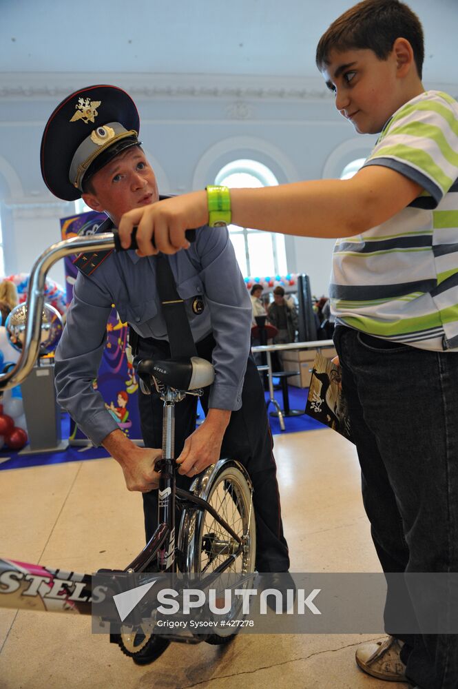 School fair Ot A Do Ya /From A to Z/ opens at Moscow's Manezh