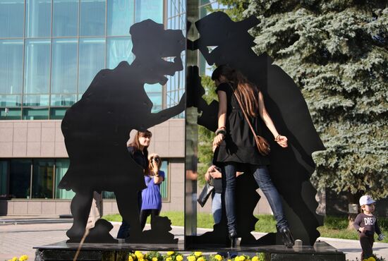 Monument to curiosity unveiled in Yekaterinburg